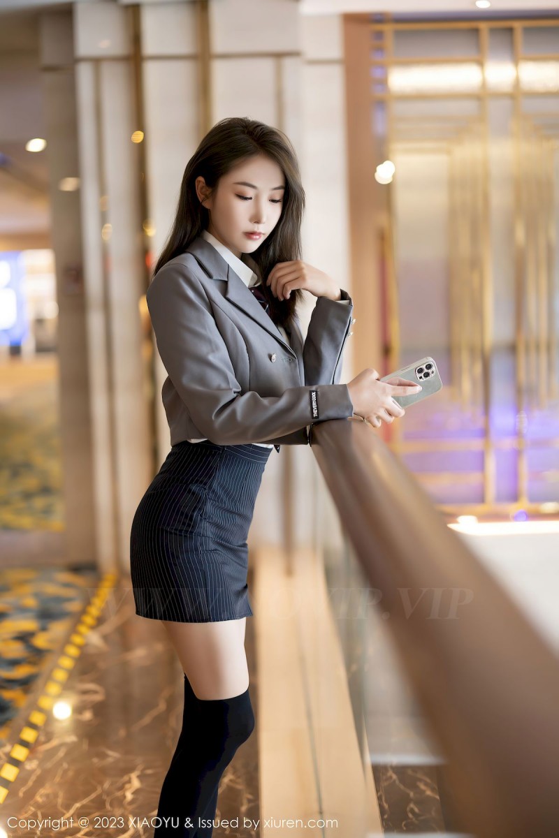 语画界美女模特苏苏阿白色上衣搭配黑色长筒袜性感写真-绅士社
