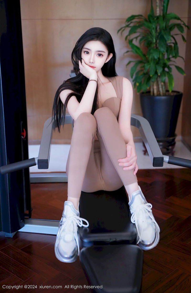 秀人网新人模特龙雪儿棕红色瑜伽紧身服饰性感写真-绅士社