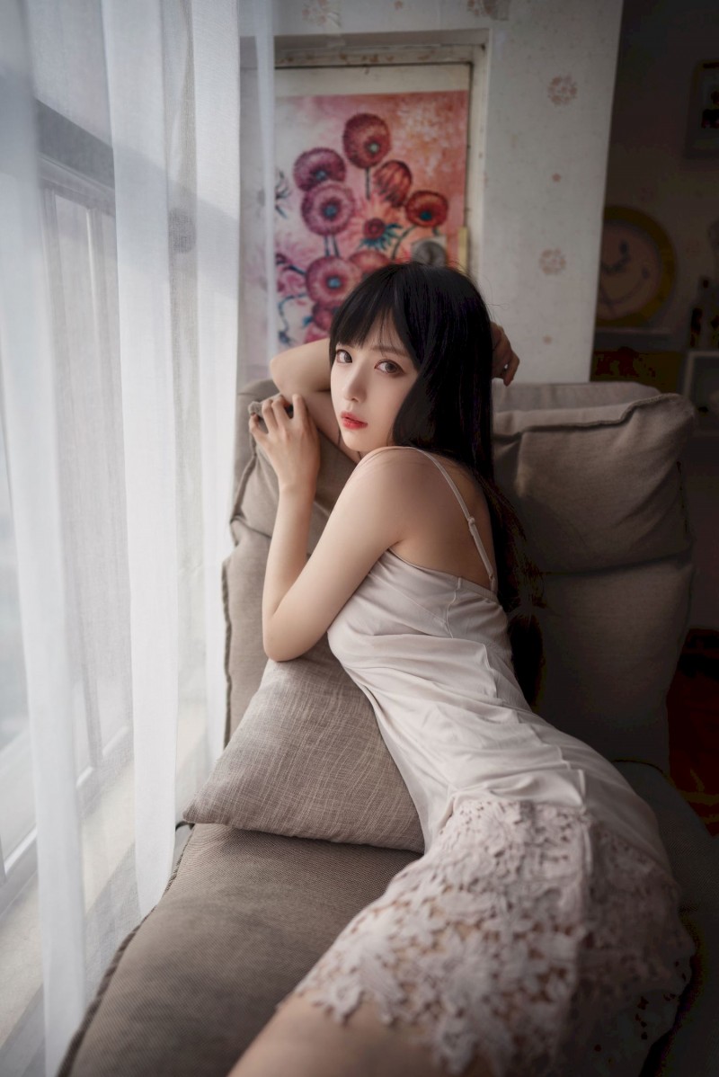 长发正妹Shika小鹿鹿娇好颜值白色服饰私房写真-绅士社