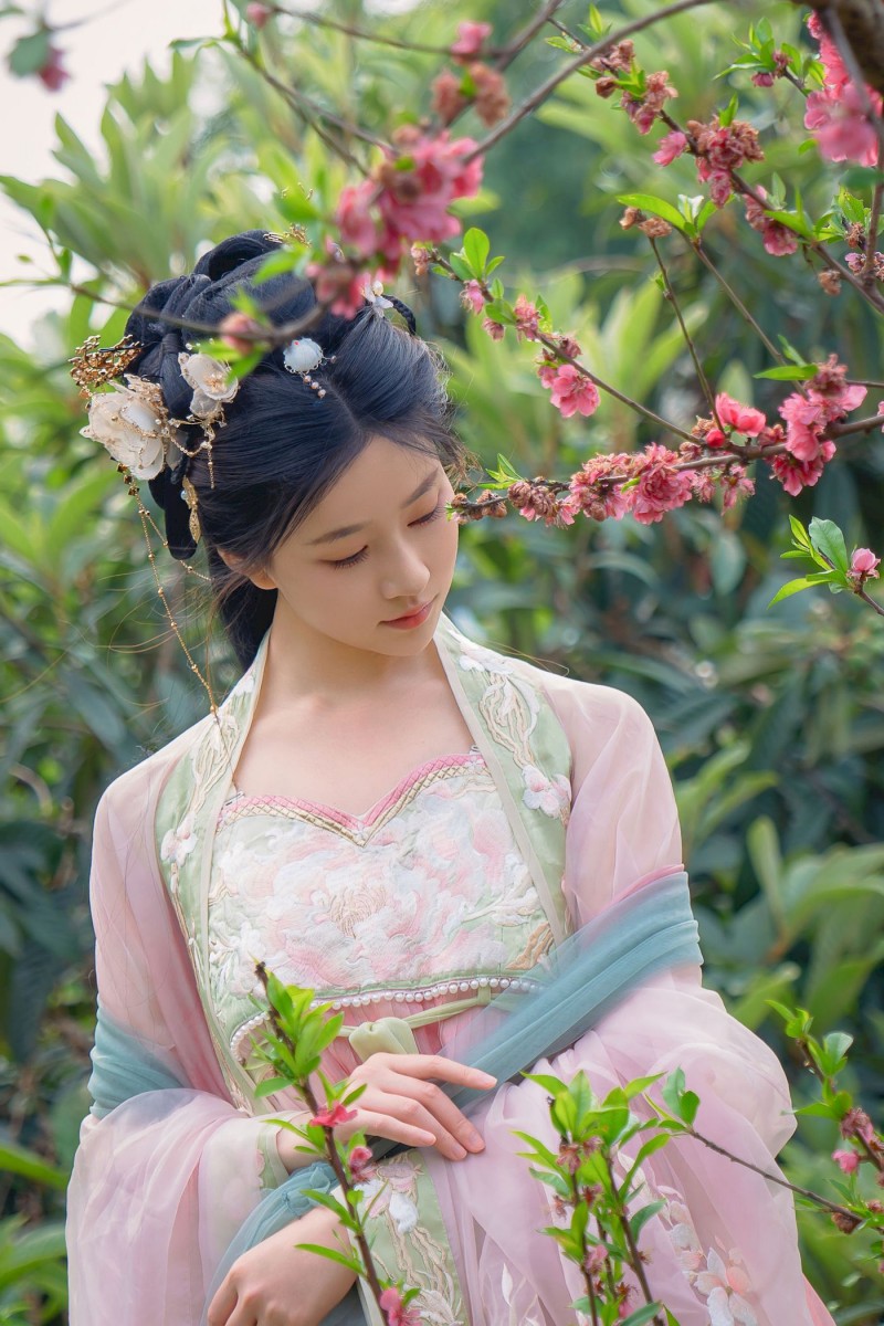 清纯少女Nnian身穿雪纺汉服海棠仙主题清丽写真-绅士社
