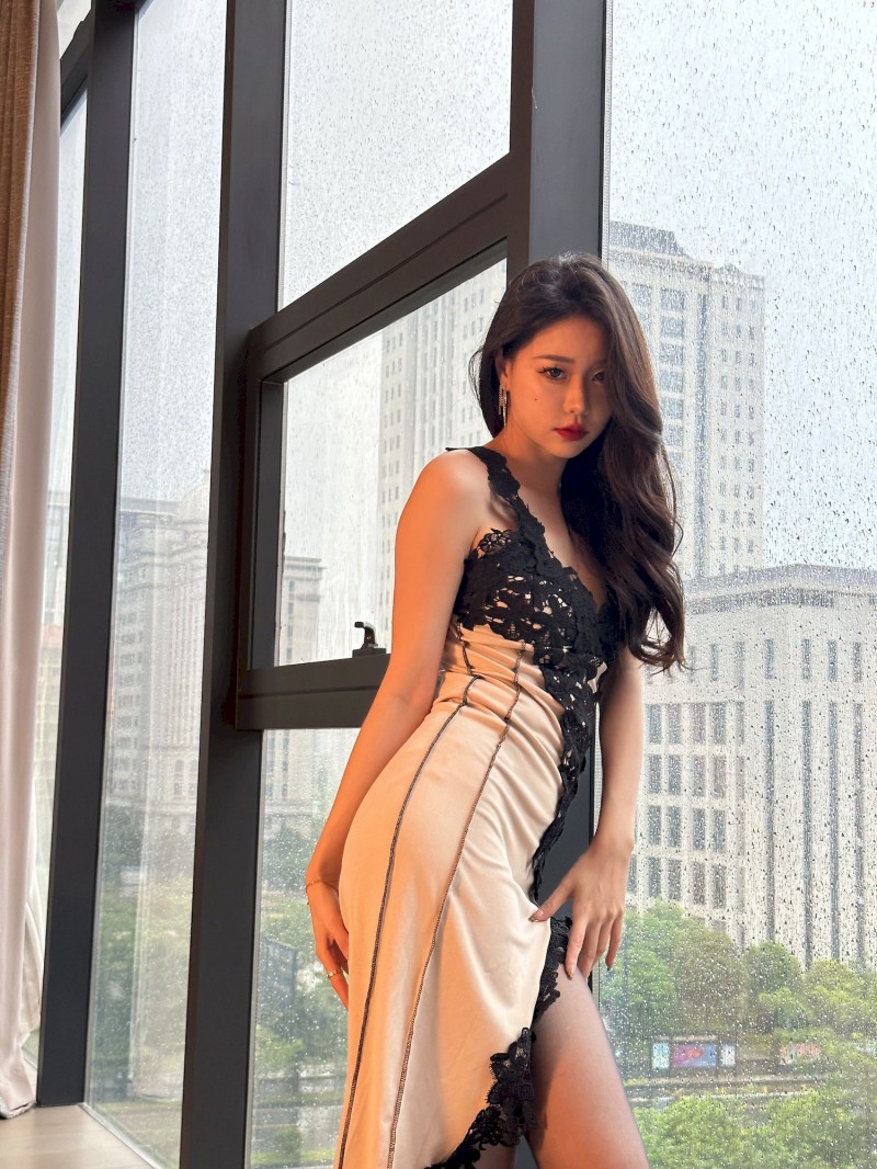 微密圈模特SIA不吃鱼黑丝吊裙细腰翘臀性感写真-绅士社