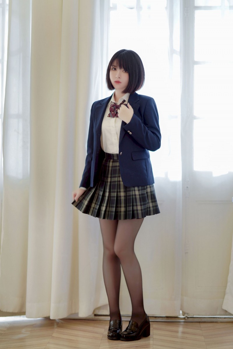 短发美女半半子_黑丝JK制服彼女の主题性感写真-绅士社