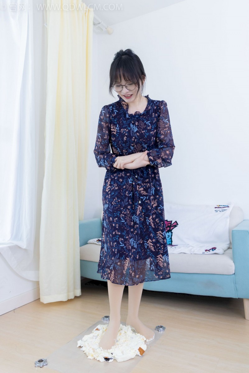 物恋传媒模特小酒戴眼镜厚肉丝碎花裙惊艳写真-绅士社