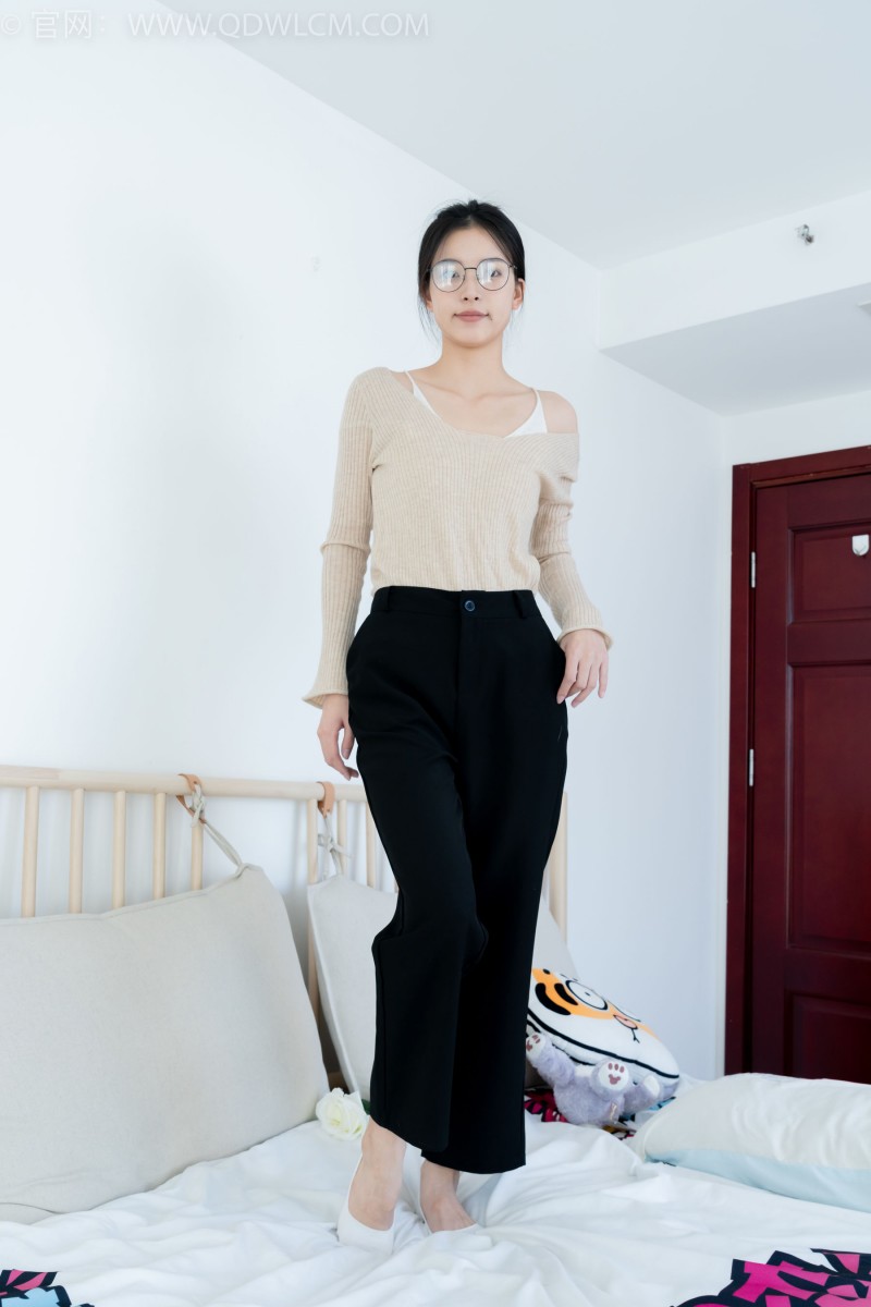 物恋传媒正妹茯苓浅色毛衣黑色阔腿裤显瘦又百搭-绅士社